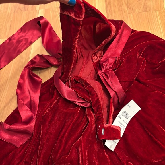 Elegant Red Velvet Skirt - Picture 5 of 6